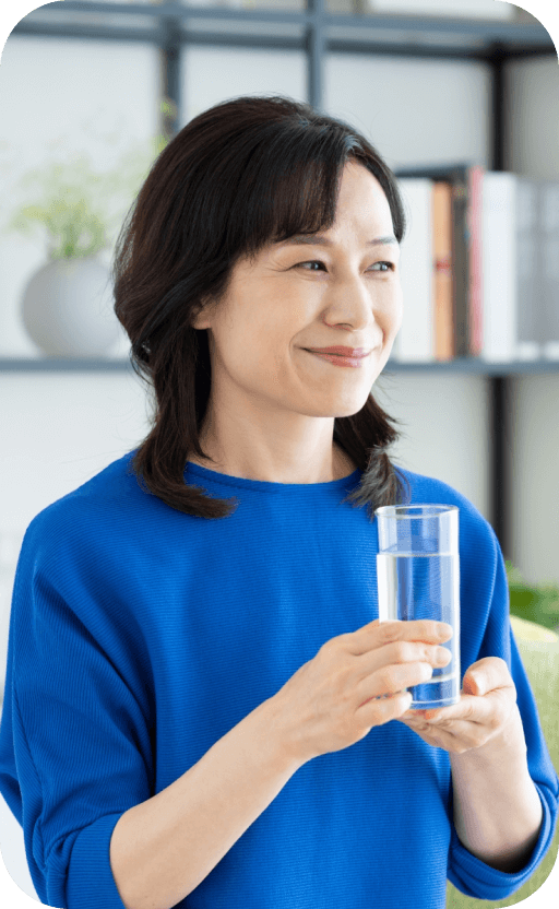 コップを手に、微笑む女性