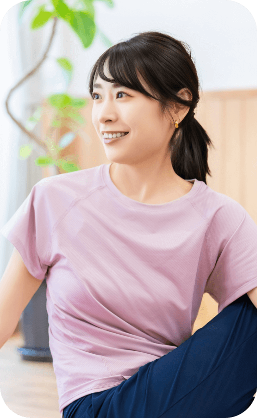 笑顔でランニングをする女性