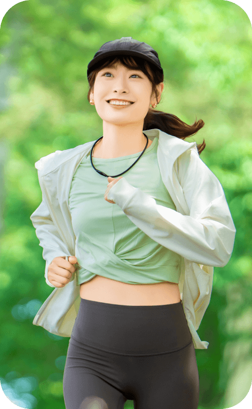 笑顔でストレッチをする女性