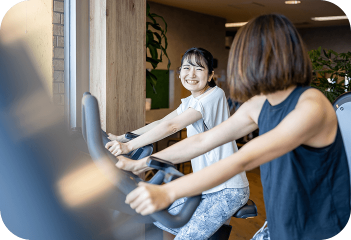 仲間と笑顔でフィットネスを行う女性
