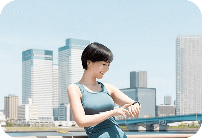 腕時計を確認するランニング中の女性